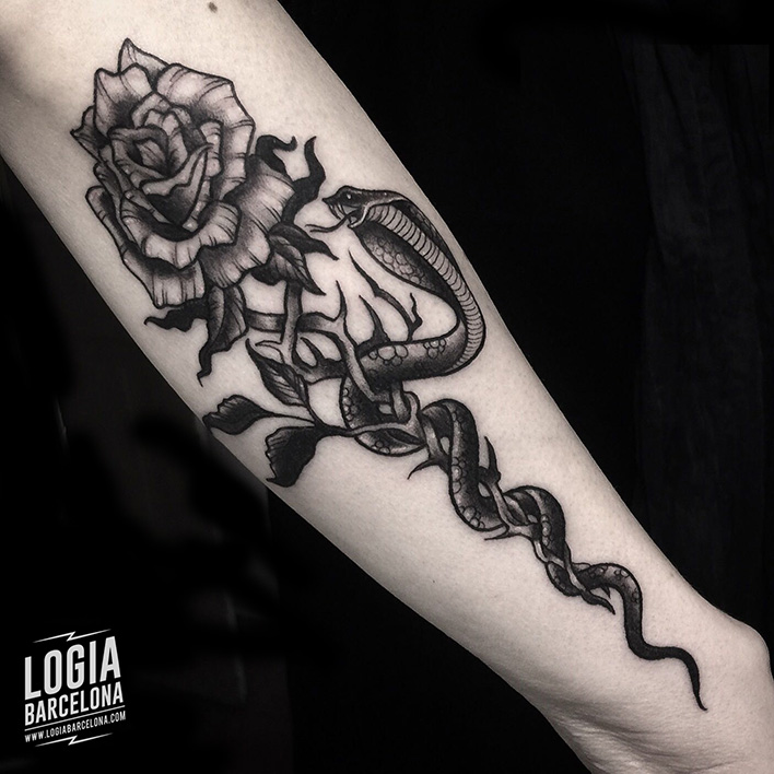 tatuaje_brazo_rosa_cobra_blackwork_Dalmau_Tattoo_Logia_Barcelona